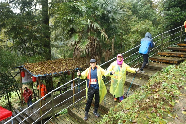 2020年“荣耀雪峰”山地越野赛激情开跑！1200名选手大放异彩